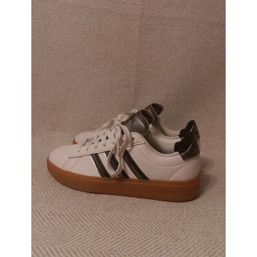 ADIDAS Grand Court 2.0 Women’s Sneakers White Black Gum Sole Size 6 Pre-Owned